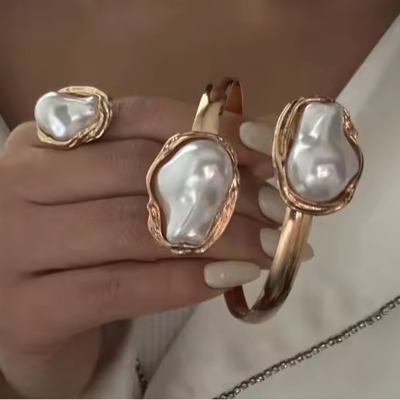 New! Women’s Gold color plated statement Pearl bracelet adjustable unique - Picture 4 of 6